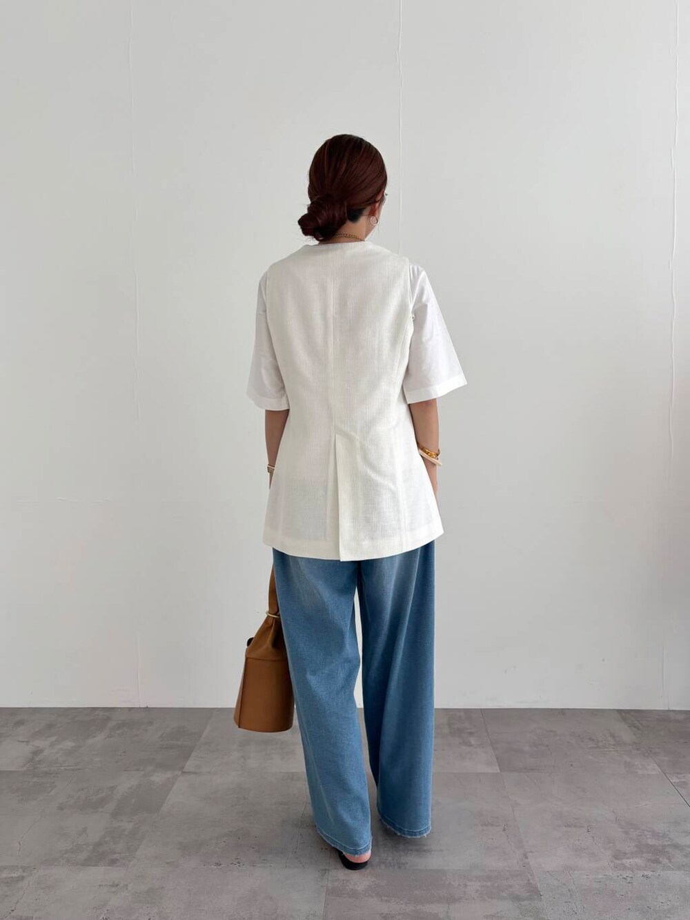 「デニム、メガネ、Tシャツ、ベスト、イージーパンツ、サンダル、newarrival、休日スタイル、30代、ジレ、高身長、ナチュラル×イエベ秋、アーバリサーチ、初夏パンツ」｜「URBAN RESEARCHの綿麻デニムイージーパンツ（デニムパンツ、ブルー系）」を使った、 ai167さん（レディース・167cm）の春コーディネートの4枚目の写真