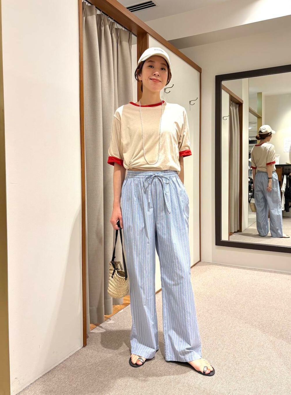 ブルー系のその他パンツ、レッド系のTシャツ/カットソー、シルバー系のネックレスを着用したレディースの夏コーディネートの2枚目の写真