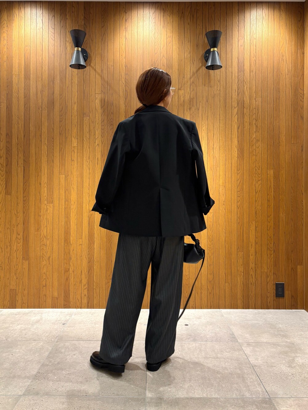 レッド系のスウェット、ブルー系のシャツ/ブラウス、その他のその他パンツを着用したレディースの秋コーディネートの4枚目の写真