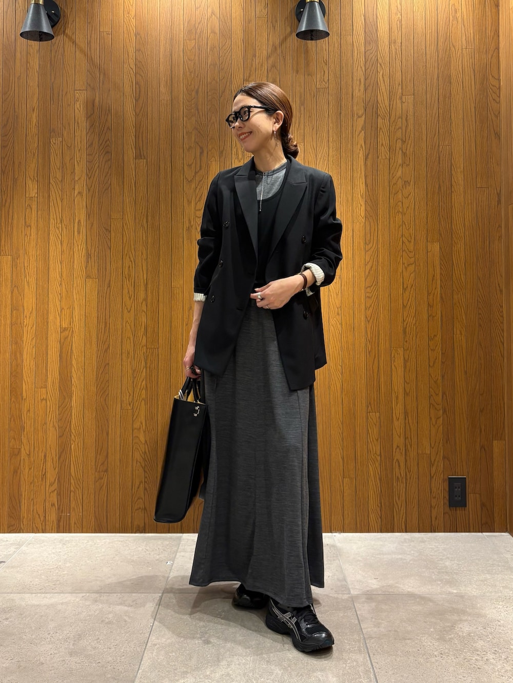 グレー系のワンピース、ブラック系のTシャツ/カットソー、ブラック系のハンドバッグを着用したレディースの冬コーディネートの5枚目の写真