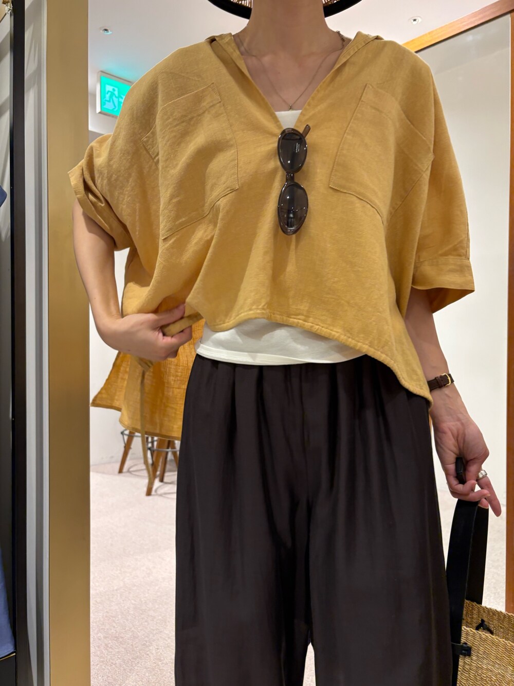 グレー系のその他パンツ、ベージュ系のシャツ/ブラウス、ベージュ系のサンダルを着用したレディースの夏コーディネートの5枚目の写真