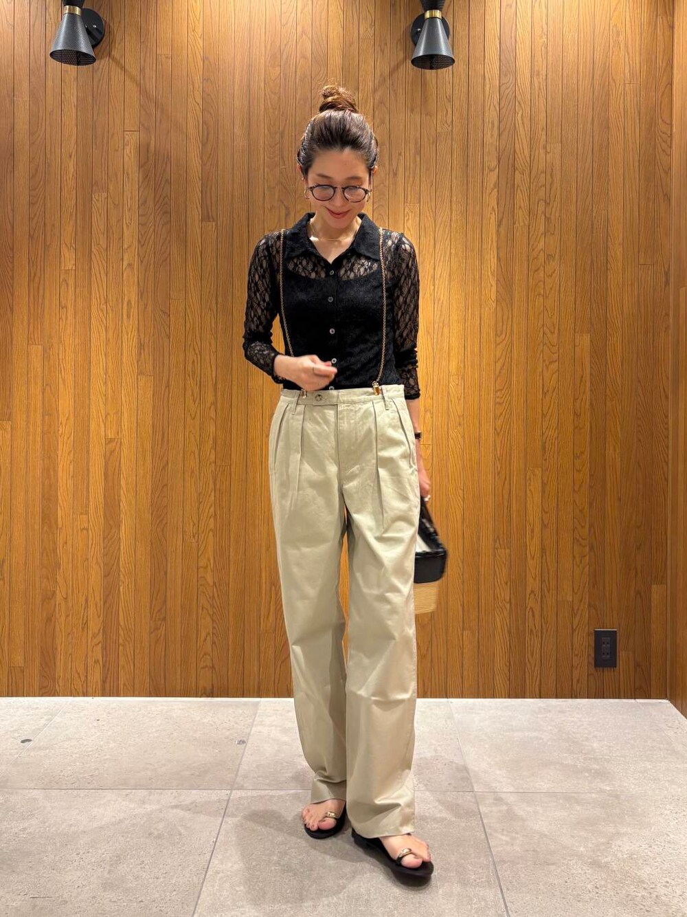 ブラック系のサンダル、ブラック系のシャツ/ブラウス、ゴールド系のネックレスを着用したレディースの夏コーディネートの2枚目の写真