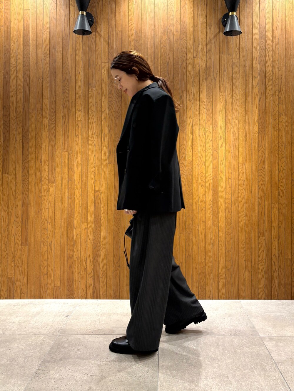 レッド系のスウェット、ブルー系のシャツ/ブラウス、その他のその他パンツを着用したレディースの秋コーディネートの3枚目の写真