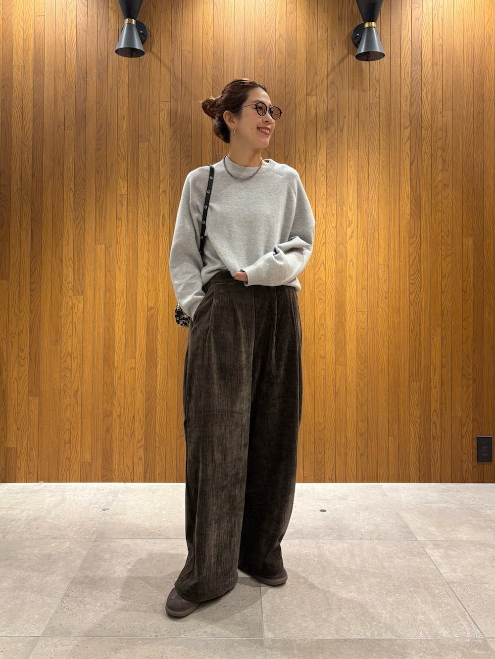 グレー系のその他パンツ、グレー系のニット/セーター、グレー系のシャツ/ブラウスを着用したレディースの秋コーディネートの9枚目の写真