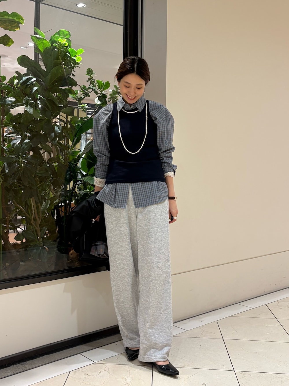 ブルー系のタンクトップ、ブルー系のシャツ/ブラウス、グレー系のスウェットパンツを着用したレディースの春コーディネートの2枚目の写真