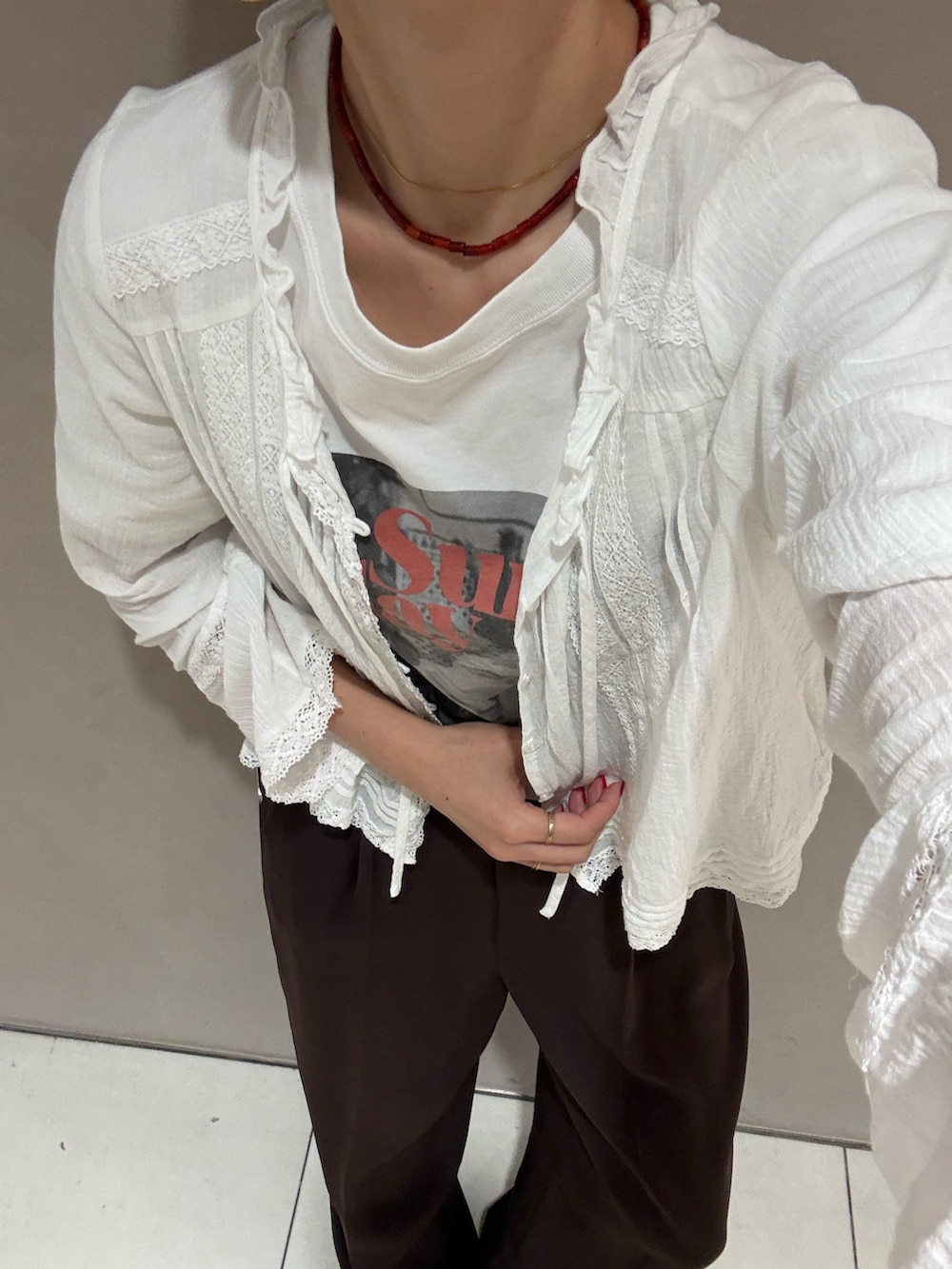 ホワイト系のシャツ/ブラウス、ブラウン系のその他パンツ、ブラウン系のその他パンツを着用したレディースの夏コーディネートの8枚目の写真