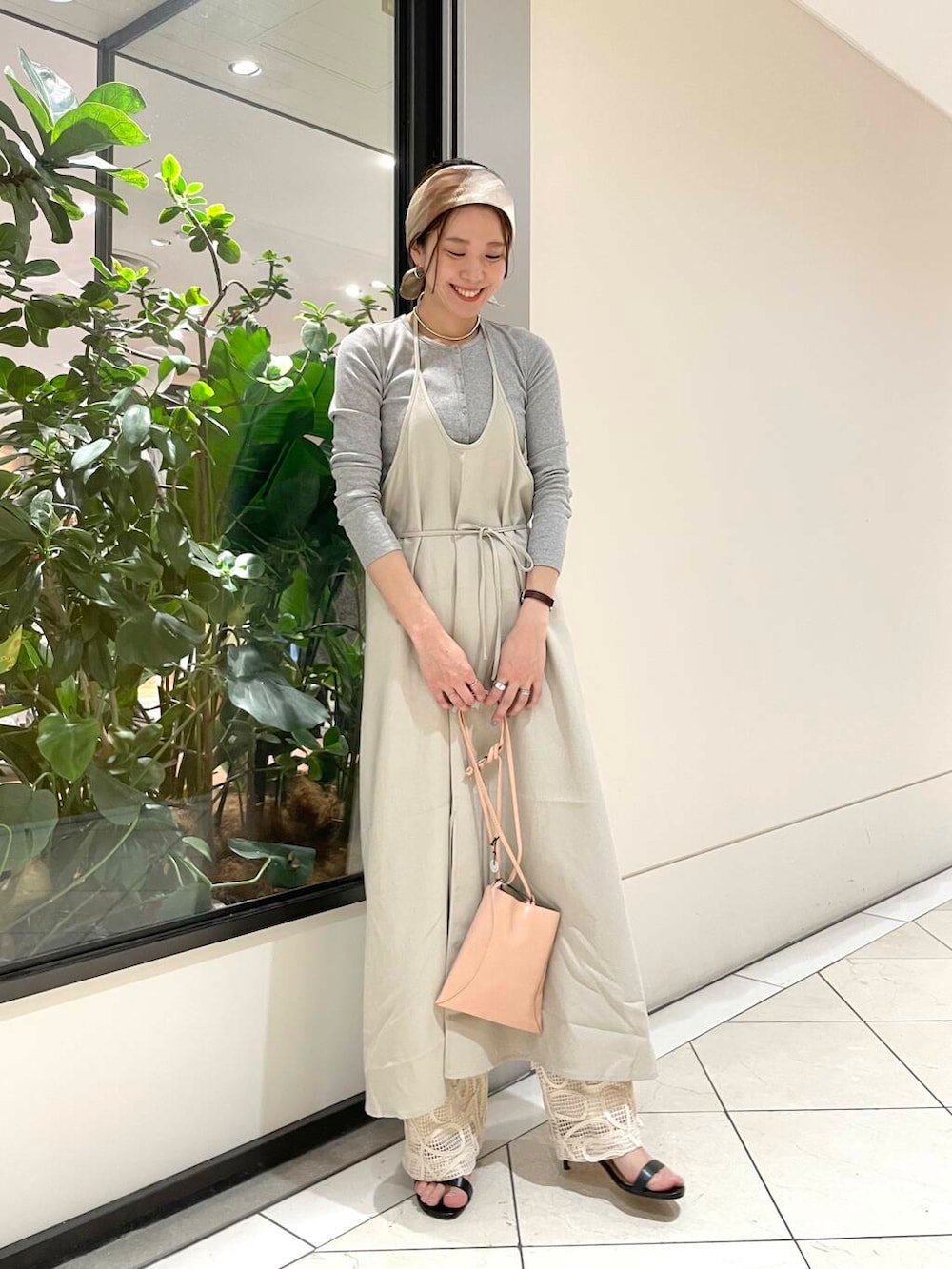 ホワイト系のその他パンツ、ブラウン系のワンピース、グレー系のTシャツ/カットソーを着用したレディースの冬コーディネートの3枚目の写真