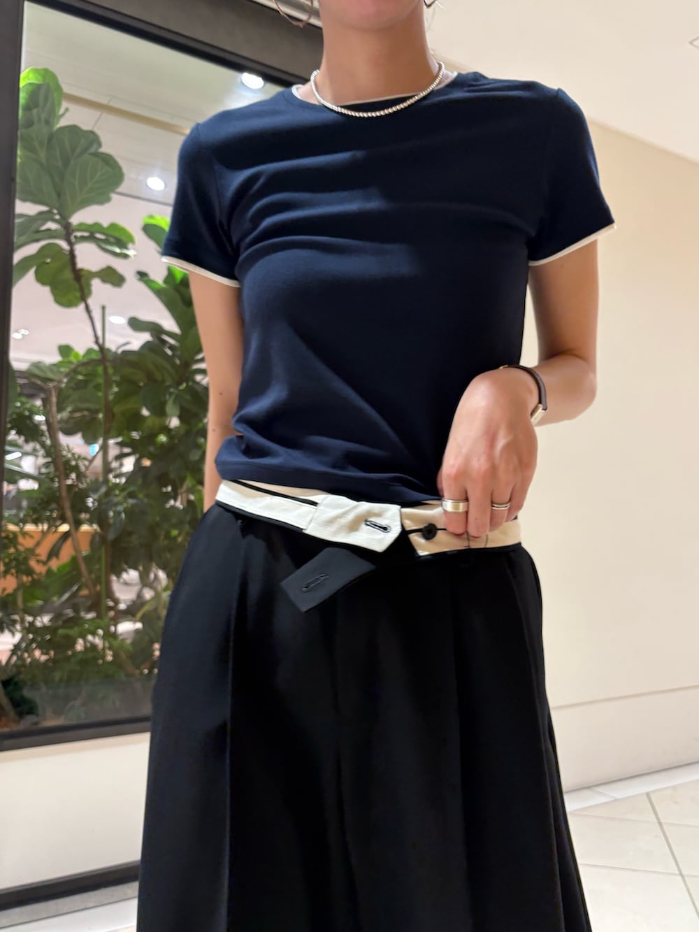 ブラック系のその他パンツ、グレー系のスニーカー、ホワイト系のハンドバッグを着用したレディースの夏コーディネートの6枚目の写真