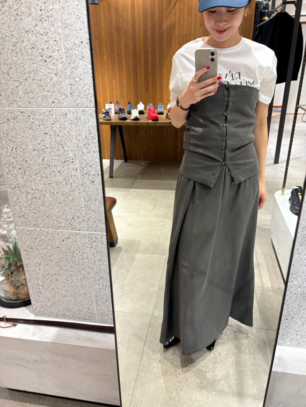 グレー系のスカート、その他のTシャツ/カットソー、ブラック系のハンドバッグを着用したレディースの春コーディネートの8枚目の写真
