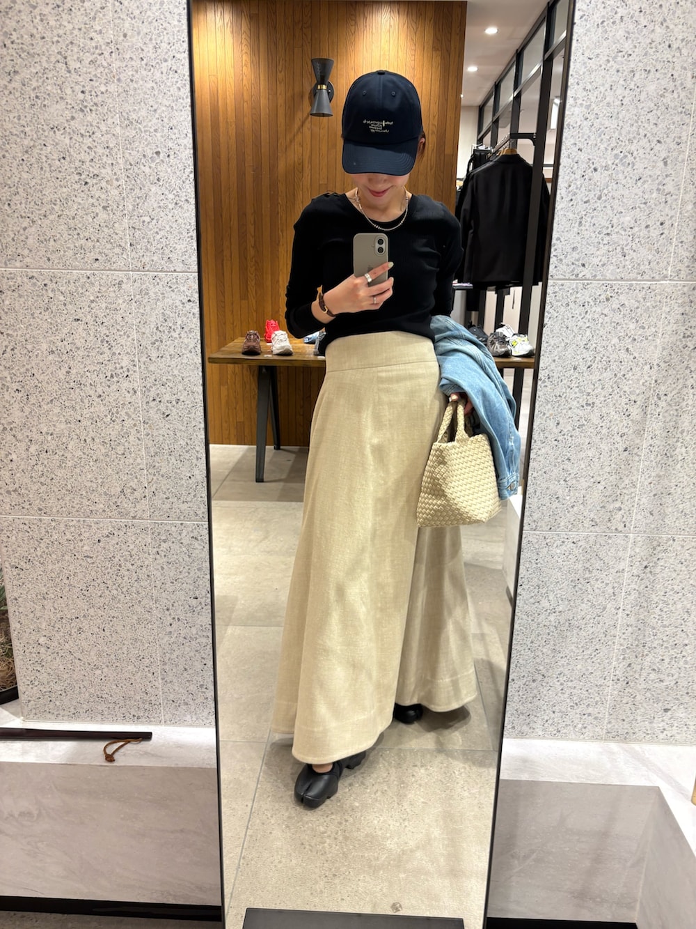 ホワイト系のトートバッグ、ブラック系のTシャツ/カットソー、ブルー系のデニムジャケットを着用したレディースの春コーディネートの10枚目の写真