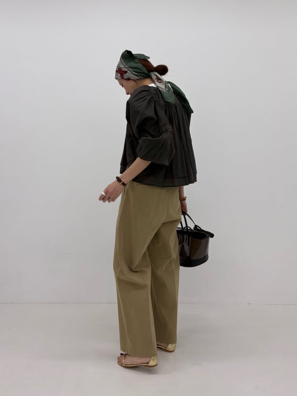 ベージュ系のその他パンツ、ブラウン系のシャツ/ブラウスを着用したレディースの春コーディネートの3枚目の写真