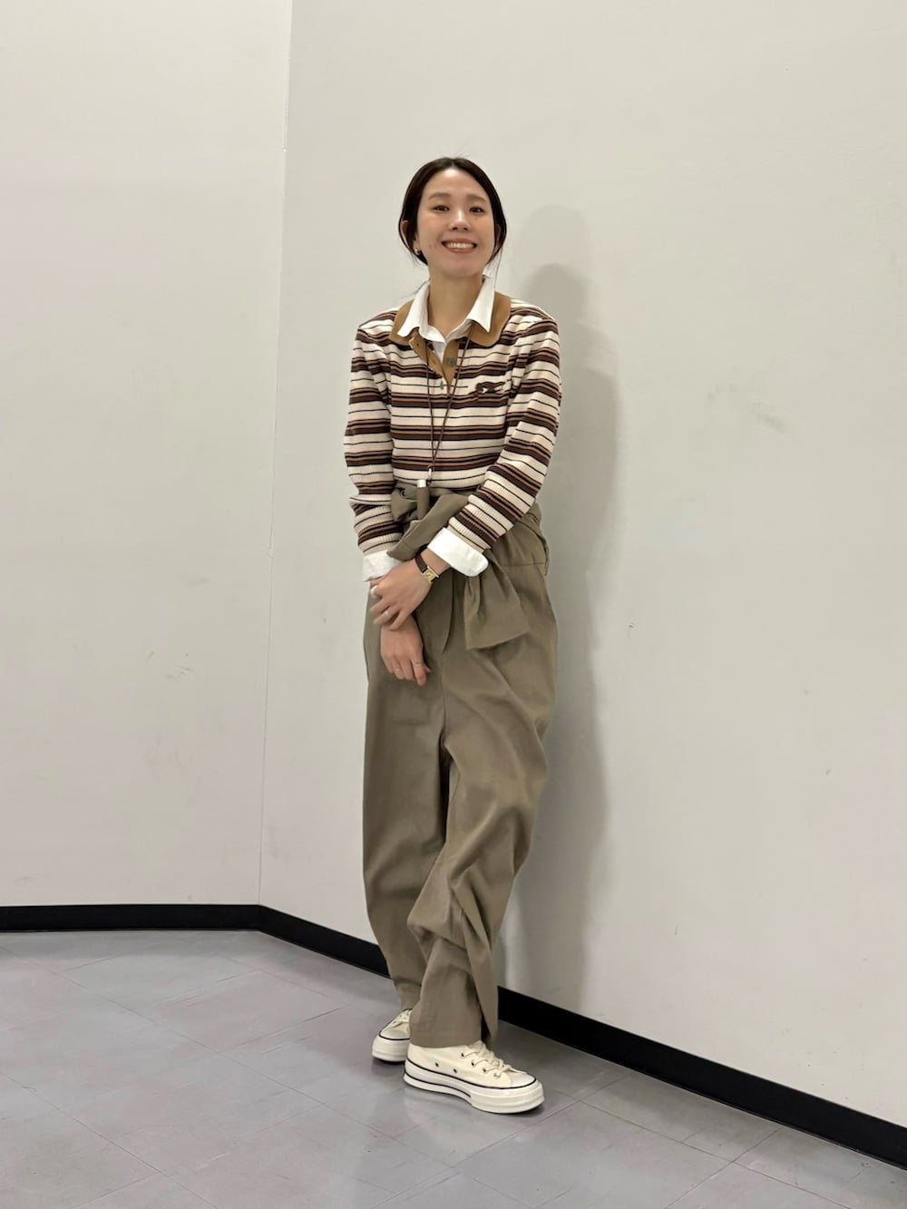 その他のニット/セーター、ホワイト系のスニーカーを着用したレディースの冬コーディネートの5枚目の写真