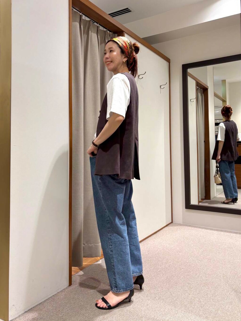 その他のTシャツ/カットソー、ブルー系のデニムパンツ、ブラウン系のベストを着用したレディースの夏コーディネートの3枚目の写真
