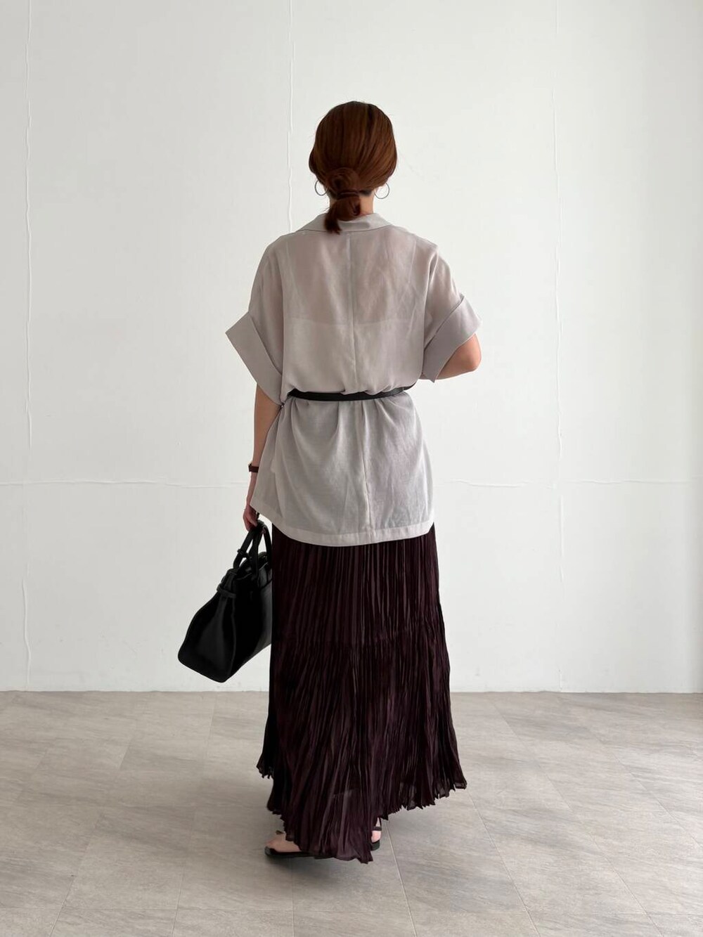 ホワイト系のキャミソール、ブラウン系のスカート、ブラック系のサンダルを着用したレディースの夏コーディネートの4枚目の写真