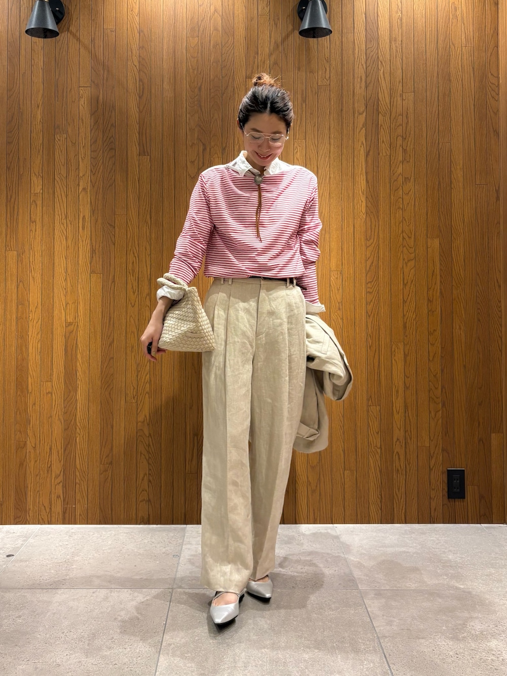 ベージュ系のその他アウター、ベージュ系のその他パンツ、シルバー系のパンプスを着用したレディースの春コーディネートの6枚目の写真