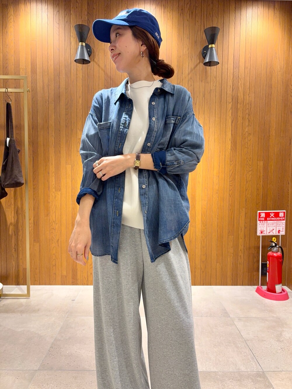 ブルー系のシャツ/ブラウス、グレー系のその他パンツ、ホワイト系のスニーカーを着用したレディースの秋コーディネートの5枚目の写真