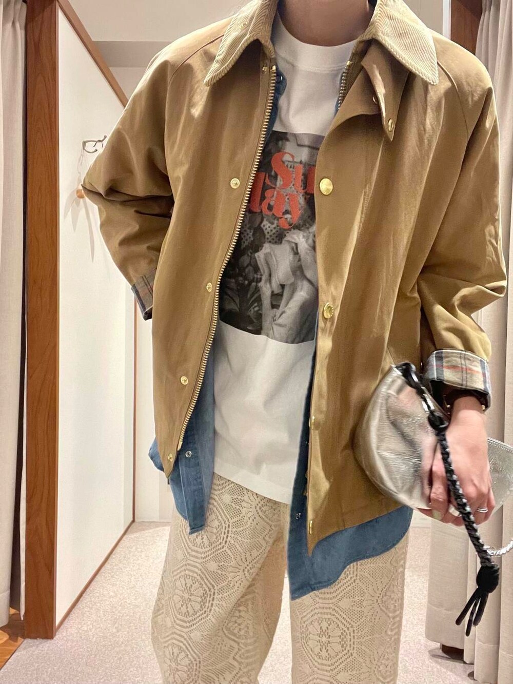ベージュ系のその他アウター、その他のTシャツ/カットソー、ベージュ系のパンプスを着用したレディースの春コーディネートの4枚目の写真