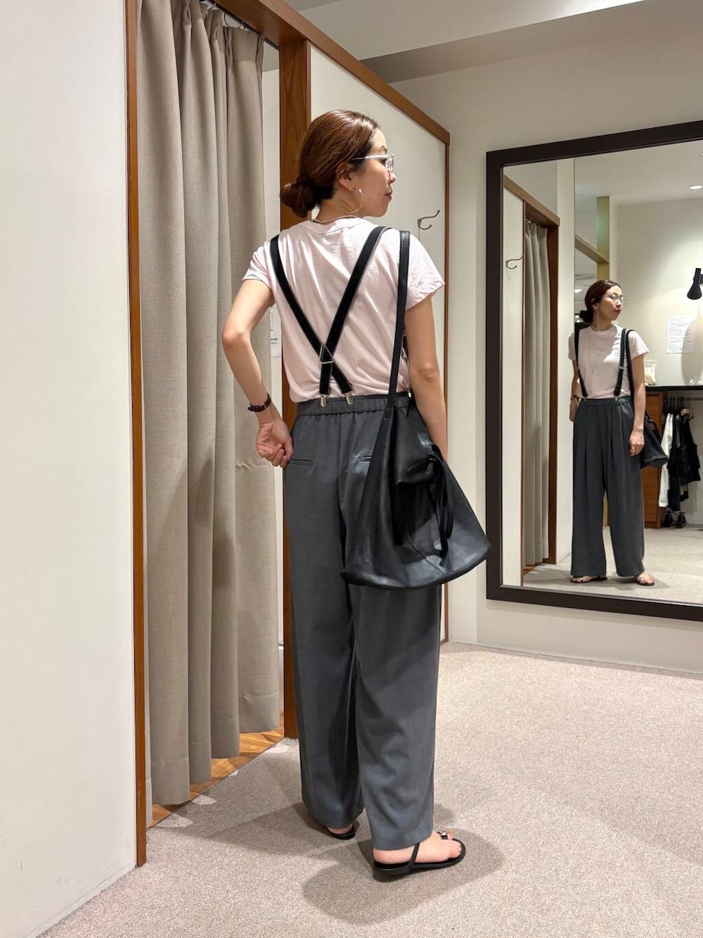 ピンク系のTシャツ/カットソー、グレー系のその他パンツ、シルバー系のネックレスを着用したレディースの夏コーディネートの3枚目の写真