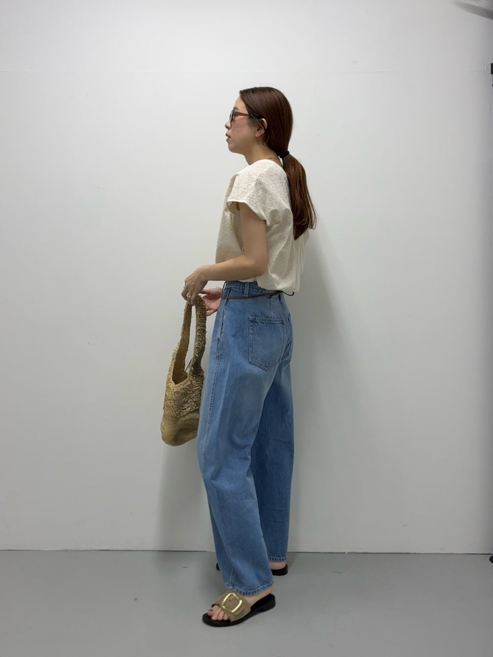 ホワイト系のシャツ/ブラウス、ブルー系のデニムパンツ、ベージュ系のサンダルを着用したレディースの夏コーディネートの2枚目の写真
