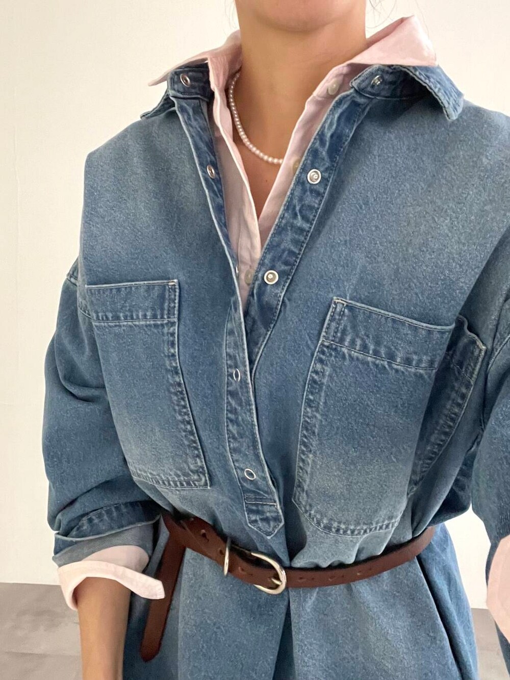 ベージュ系のその他パンツ、ピンク系のシャツ/ブラウス、ブルー系のシャツ/ブラウスを着用したレディースの冬コーディネートの4枚目の写真