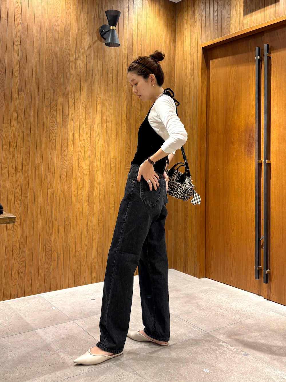 ブラック系のその他トップス、その他のハンドバッグ、ブラウン系のカチューシャを着用したレディースの夏コーディネートの2枚目の写真