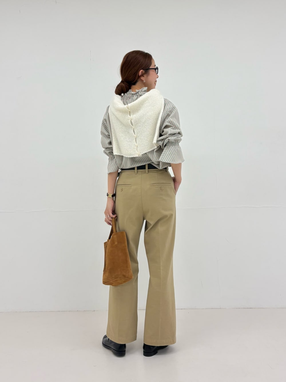 グリーン系のシャツ/ブラウス、ベージュ系のその他パンツ、ホワイト系のカーディガン/ボレロを着用したレディースの夏コーディネートの4枚目の写真