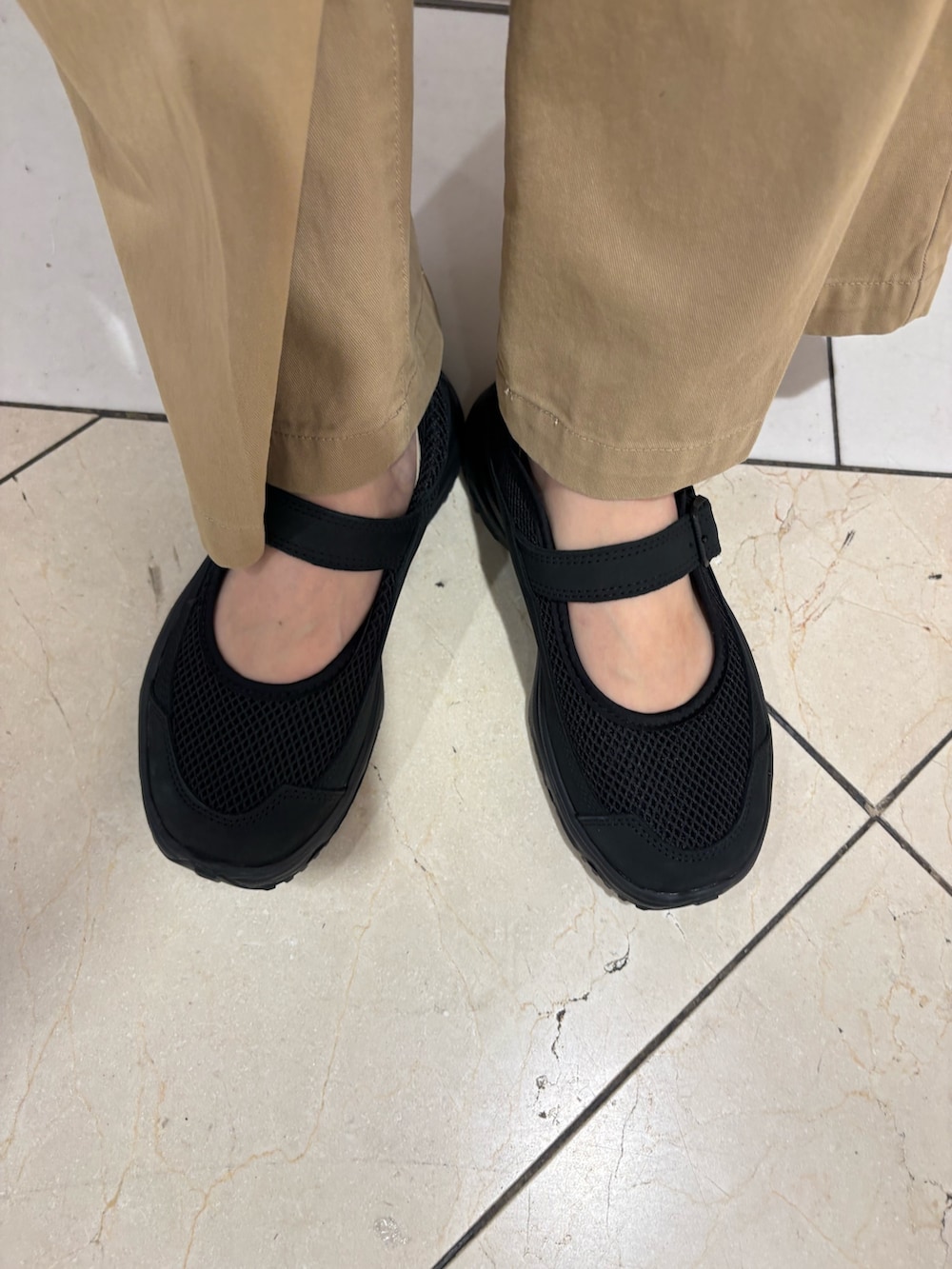 ベージュ系のその他パンツ、ブラック系のハンドバッグ、ホワイト系のニット/セーターを着用したレディースの春コーディネートの7枚目の写真