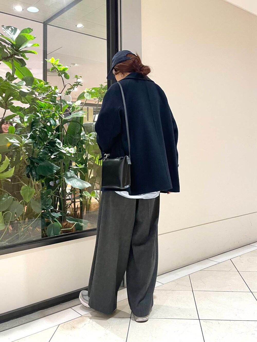 ブルー系のピーコート、ブラック系のその他パンツ、ブラック系のショルダーバッグを着用したレディースの秋コーディネートの5枚目の写真