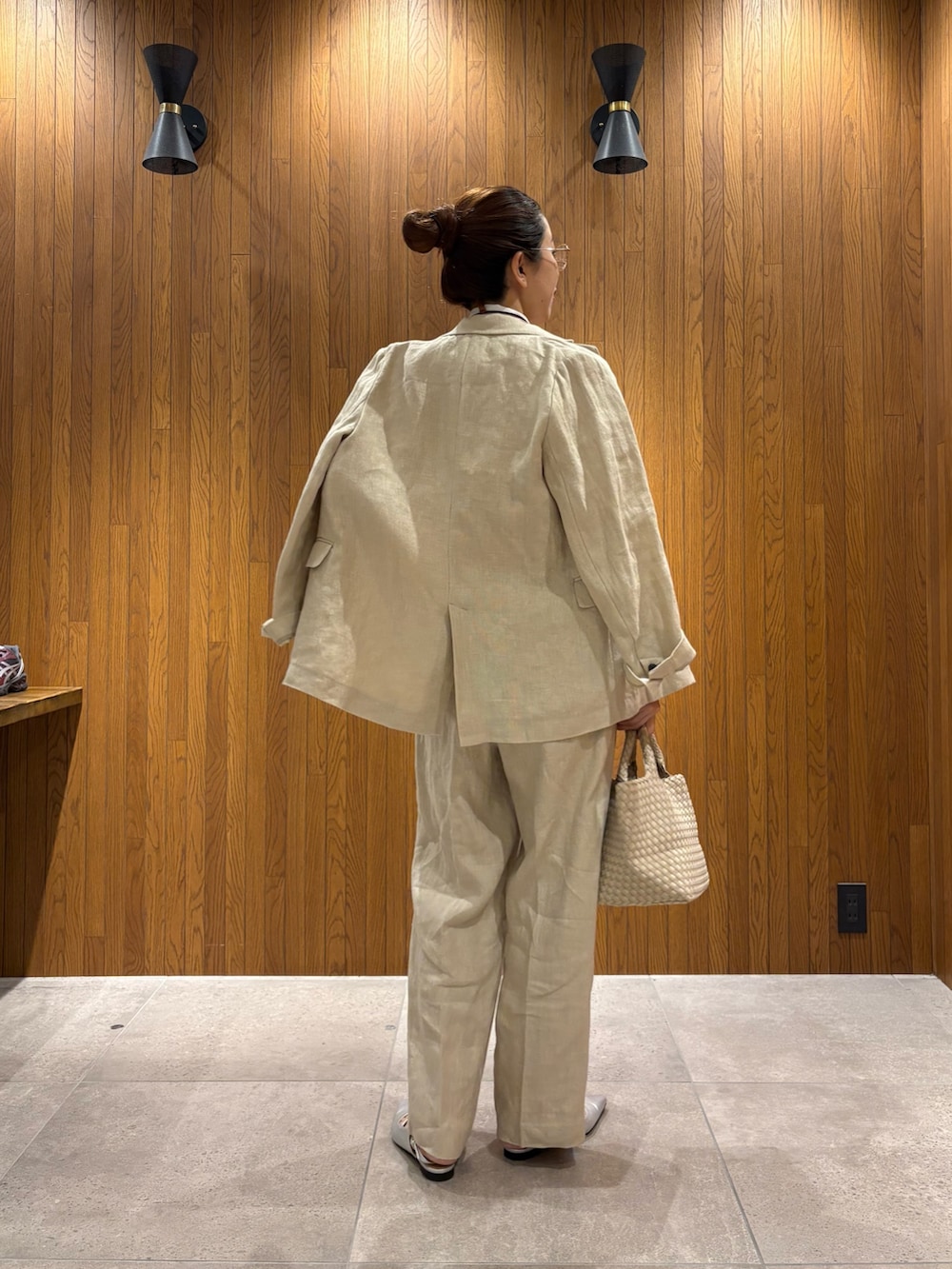 ベージュ系のその他アウター、ベージュ系のその他パンツ、シルバー系のパンプスを着用したレディースの春コーディネートの3枚目の写真