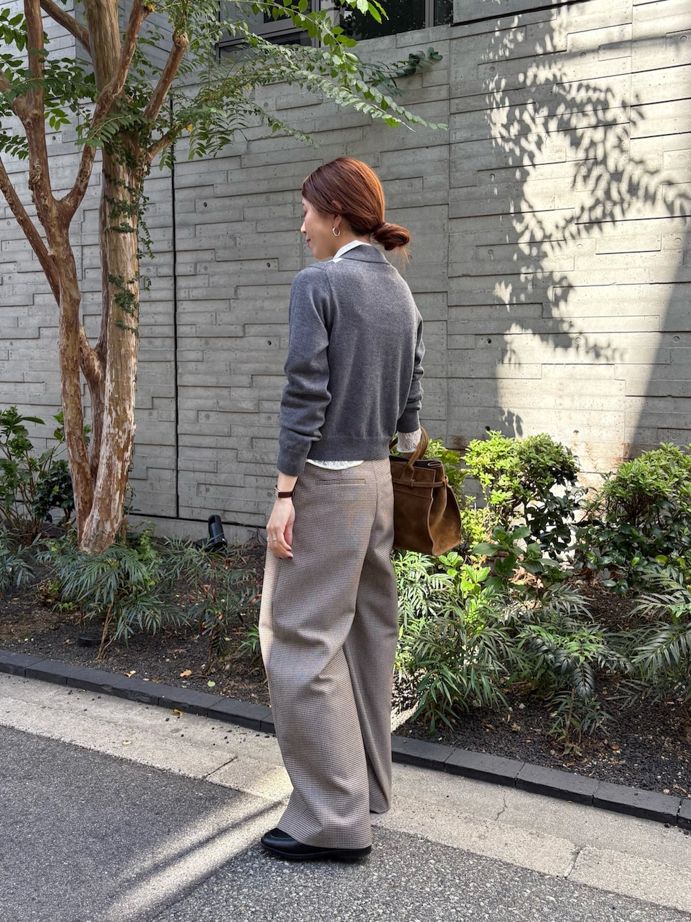 グレー系のニット/セーター、ホワイト系のシャツ/ブラウス、グレー系のその他パンツを着用したレディースの秋コーディネートの5枚目の写真