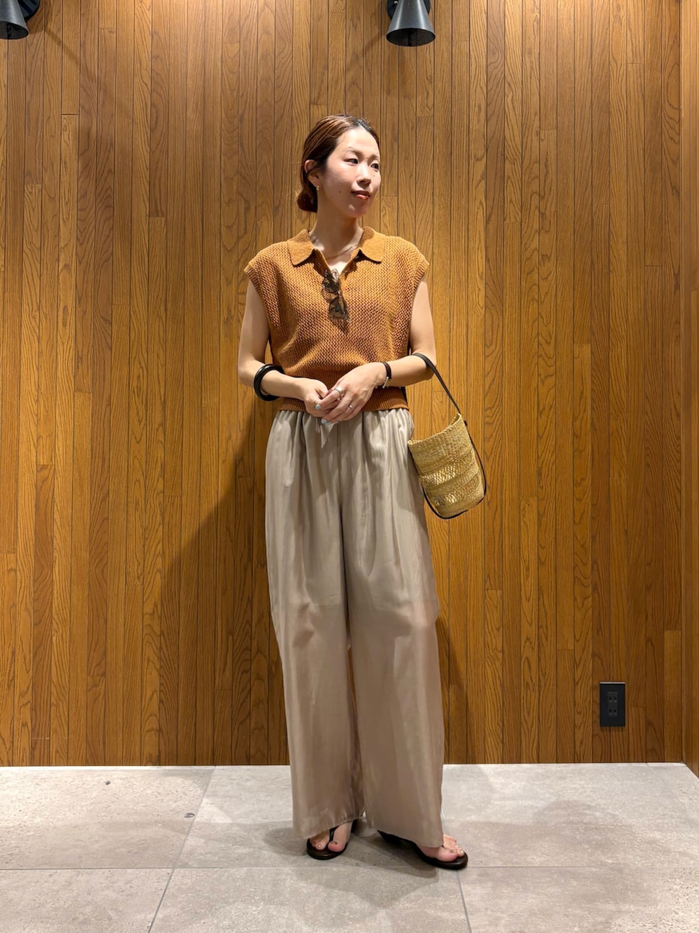 ブラウン系のニット/セーター、ベージュ系のその他パンツ、ブラウン系のサンダルを着用したレディースの夏コーディネートの5枚目の写真