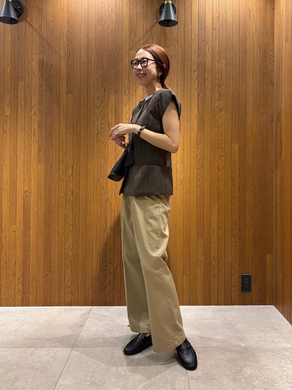 ブラウン系のシャツ/ブラウス、ベージュ系のその他パンツ、ブラック系のローファーを着用したレディースの秋コーディネートの5枚目の写真