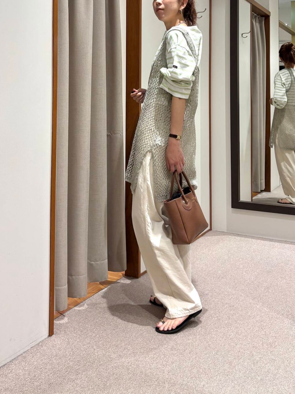 グリーン系のTシャツ/カットソー、グレー系のニット/セーター、ブラック系のサンダルを着用したレディースの夏コーディネートの2枚目の写真