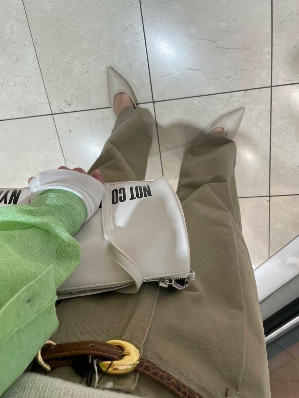 ホワイト系のボストンバッグ、ベージュ系のその他パンツ、ホワイト系のキャミソールを着用したレディースの冬コーディネートの8枚目の写真