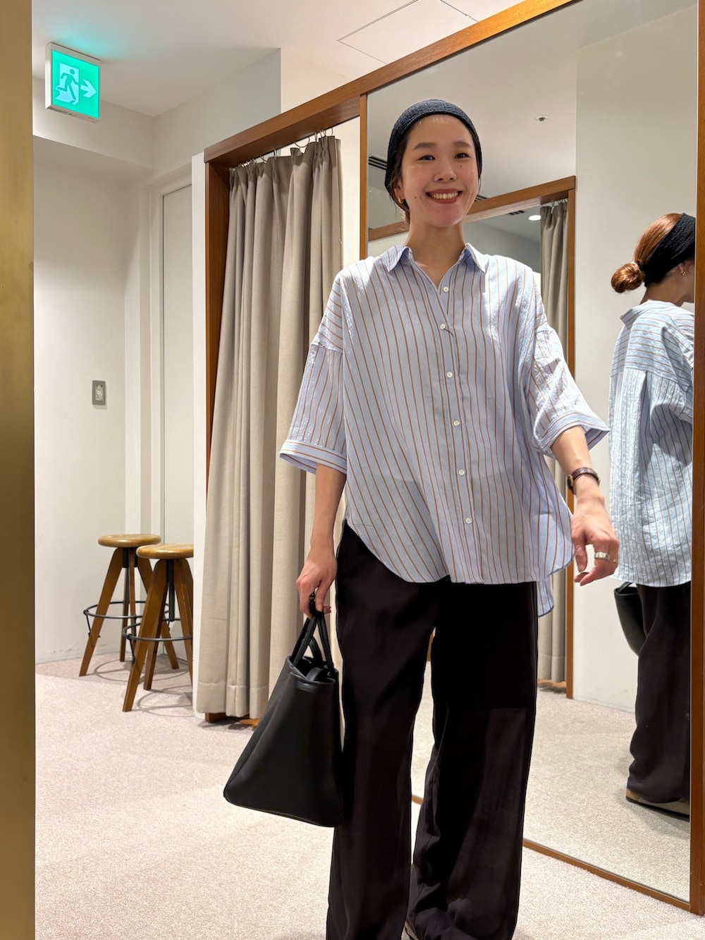 ブラウン系のシャツ/ブラウス、ベージュ系のサンダル、グレー系のその他パンツを着用したレディースの夏コーディネートの5枚目の写真