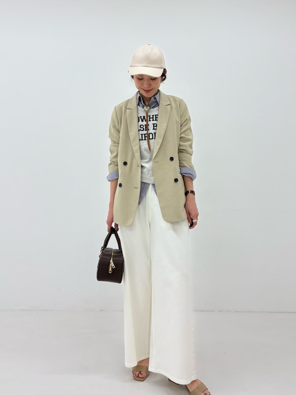 ベージュ系のその他アウター、ブルー系のシャツ/ブラウス、ホワイト系のデニムパンツを着用したレディースの春コーディネートの5枚目の写真