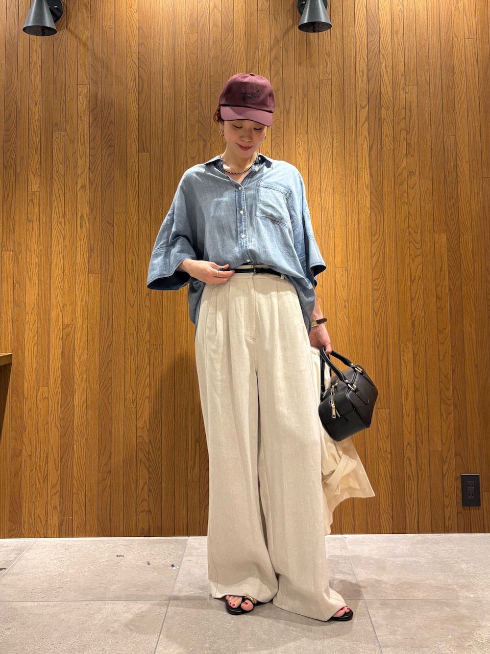 ホワイト系のその他パンツ、ブルー系のシャツ/ブラウス、ブラック系のサンダルを着用したレディースの春コーディネートの6枚目の写真