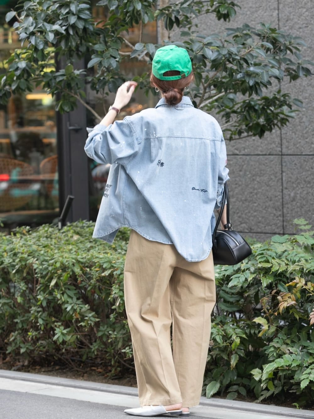 シルバー系のパンプス、ブルー系のシャツ/ブラウス、ベージュ系のその他パンツを着用したレディースの冬コーディネートの3枚目の写真