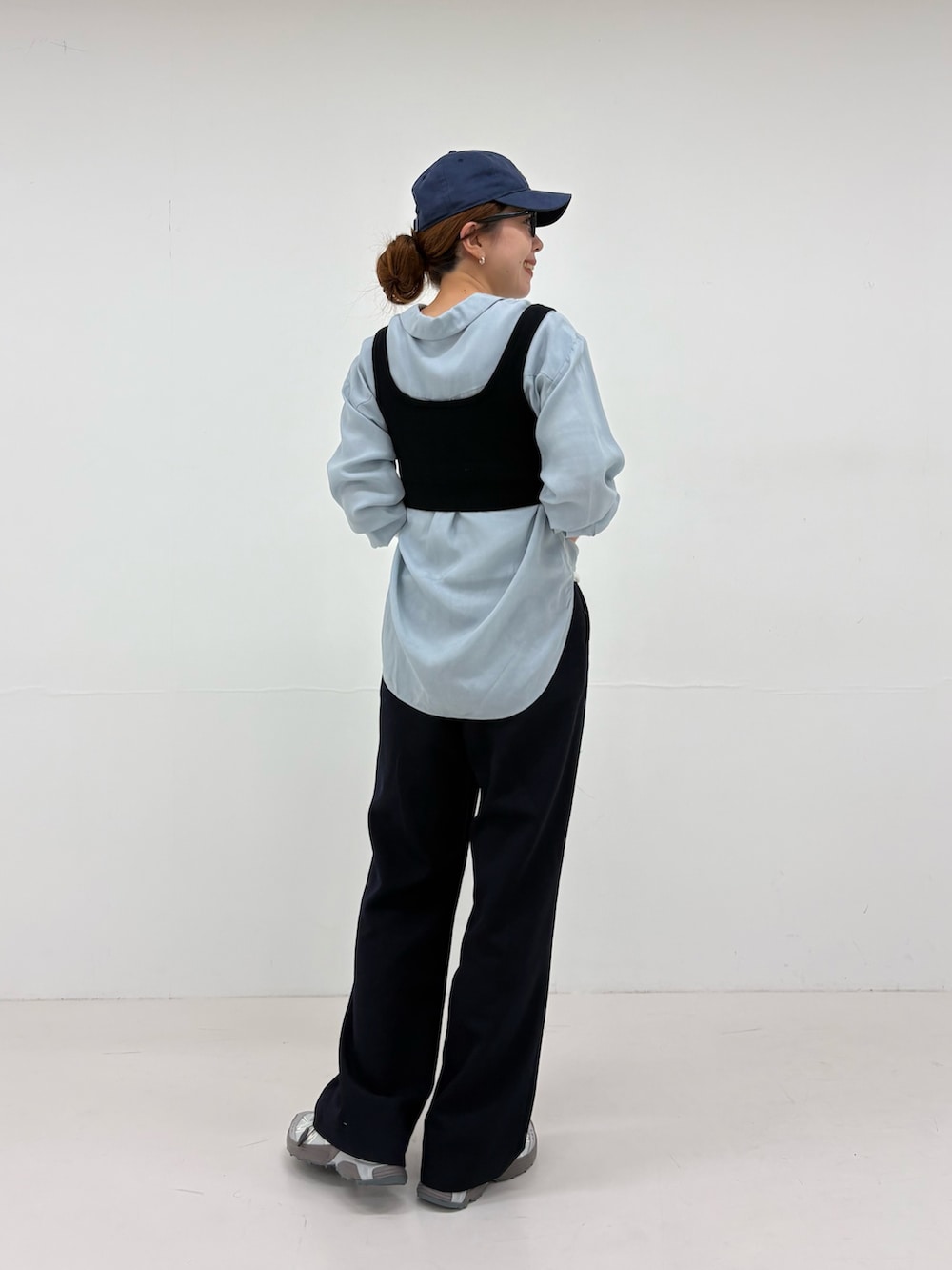 ブラック系のニット/セーター、ブルー系のシャツ/ブラウス、ブルー系のその他パンツを着用したレディースの夏コーディネートの4枚目の写真