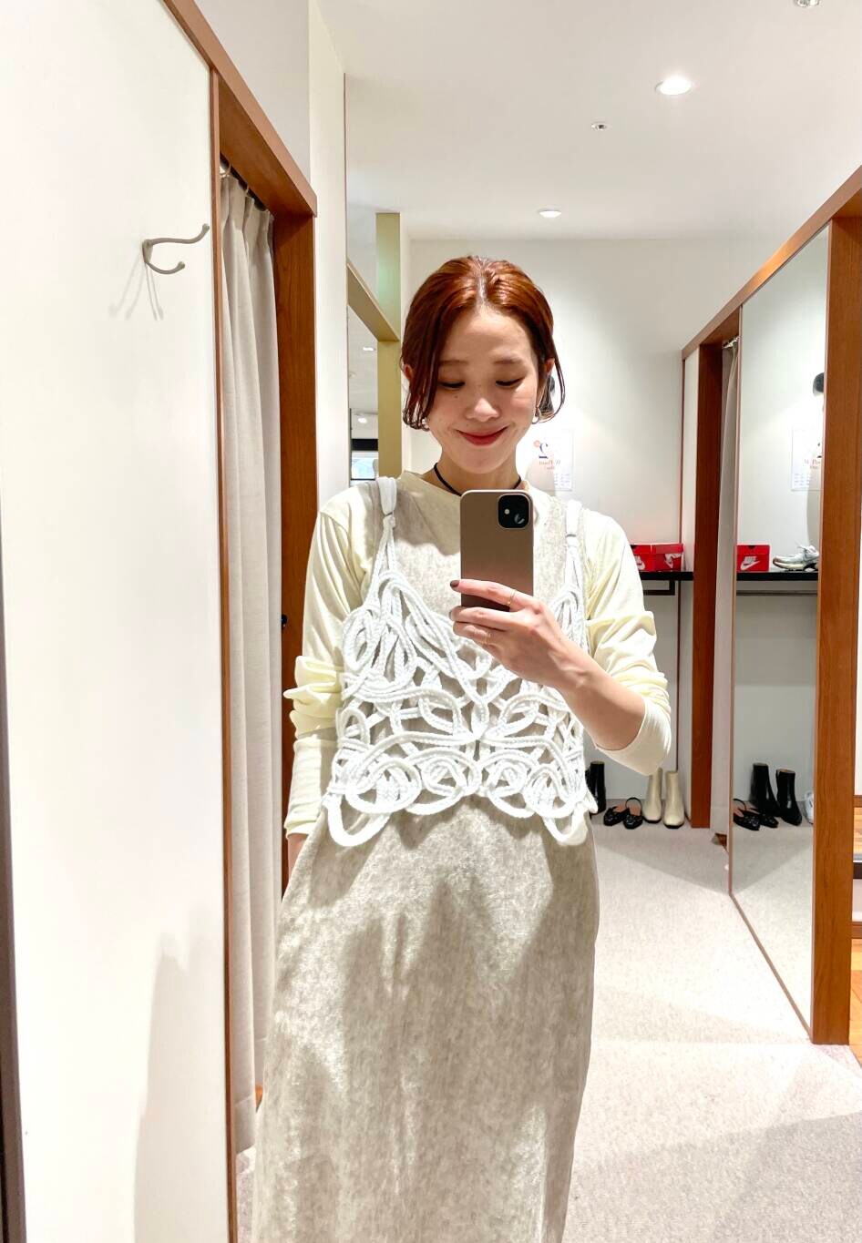 イエロー系のTシャツ/カットソー、ベージュ系のワンピース、ホワイト系のニット/セーターを着用したレディースの冬コーディネートの8枚目の写真