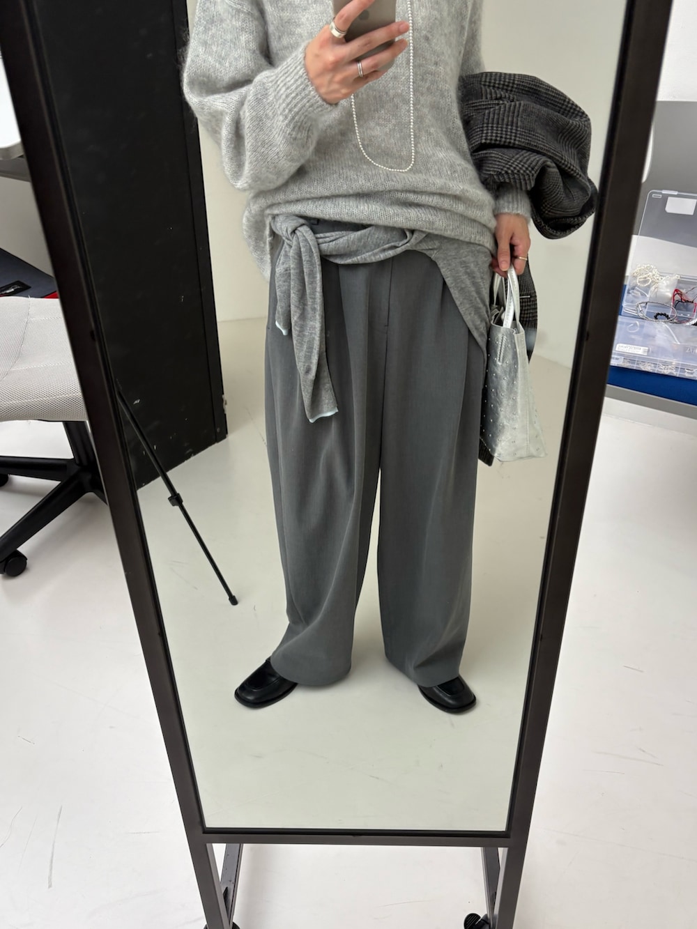 グレー系のニット/セーター、グレー系のニット/セーター、ホワイト系のTシャツ/カットソーを着用したレディースの秋コーディネートの10枚目の写真