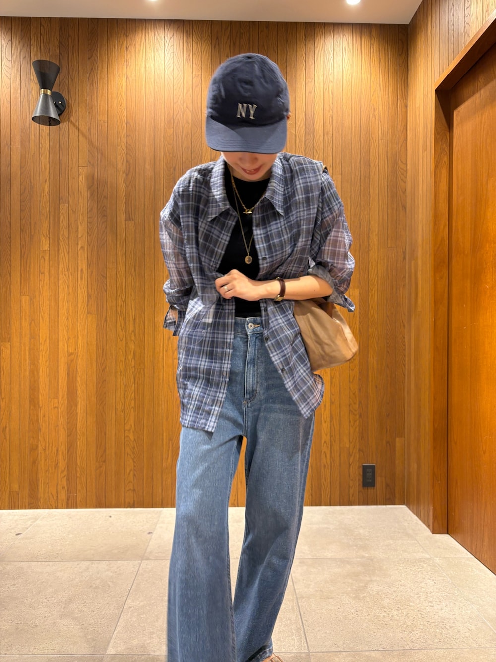 ブルー系のTシャツ/カットソー、ブルー系のシャツ/ブラウス、ブルー系のデニムパンツを着用したレディースの夏コーディネートの6枚目の写真