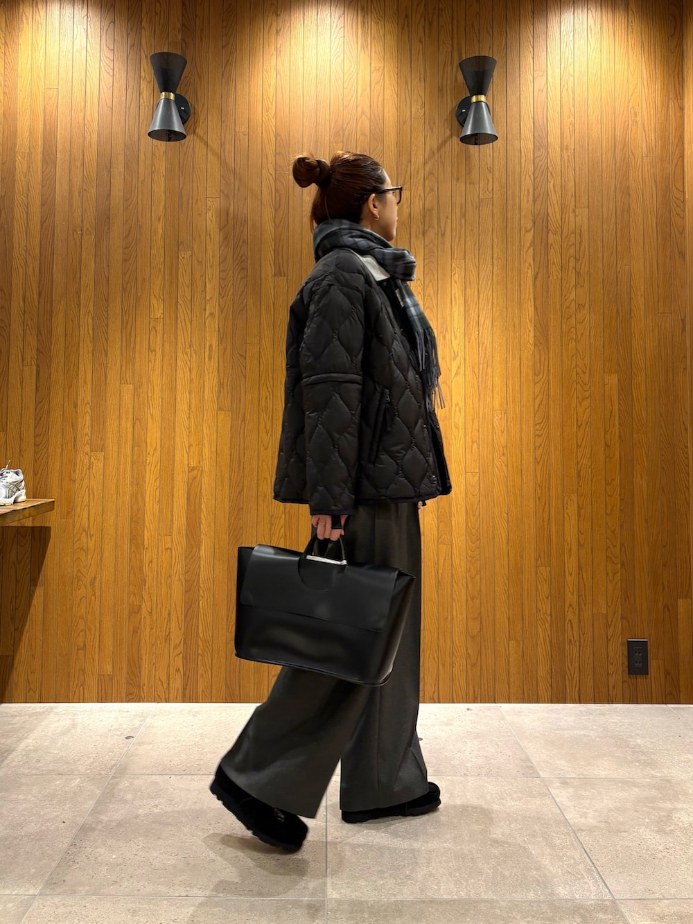 グレー系のその他パンツ、ブラック系のその他シューズ、ブラック系のハンドバッグを着用したレディースの秋コーディネートの5枚目の写真