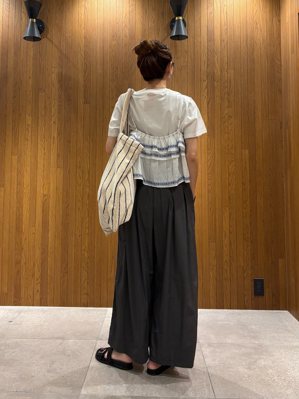 グレー系のその他パンツ、その他のTシャツ/カットソー、ホワイト系のトートバッグを着用したレディースの春コーディネートの4枚目の写真
