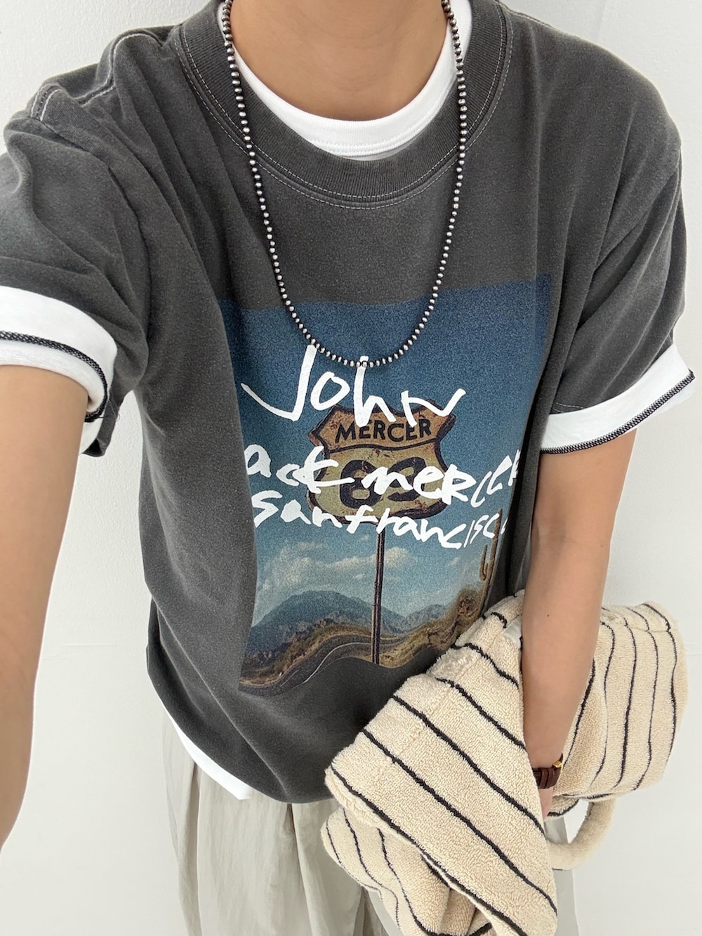グレー系のその他パンツ、ホワイト系のTシャツ/カットソー、グレー系のTシャツ/カットソーを着用したレディースの春コーディネートの8枚目の写真