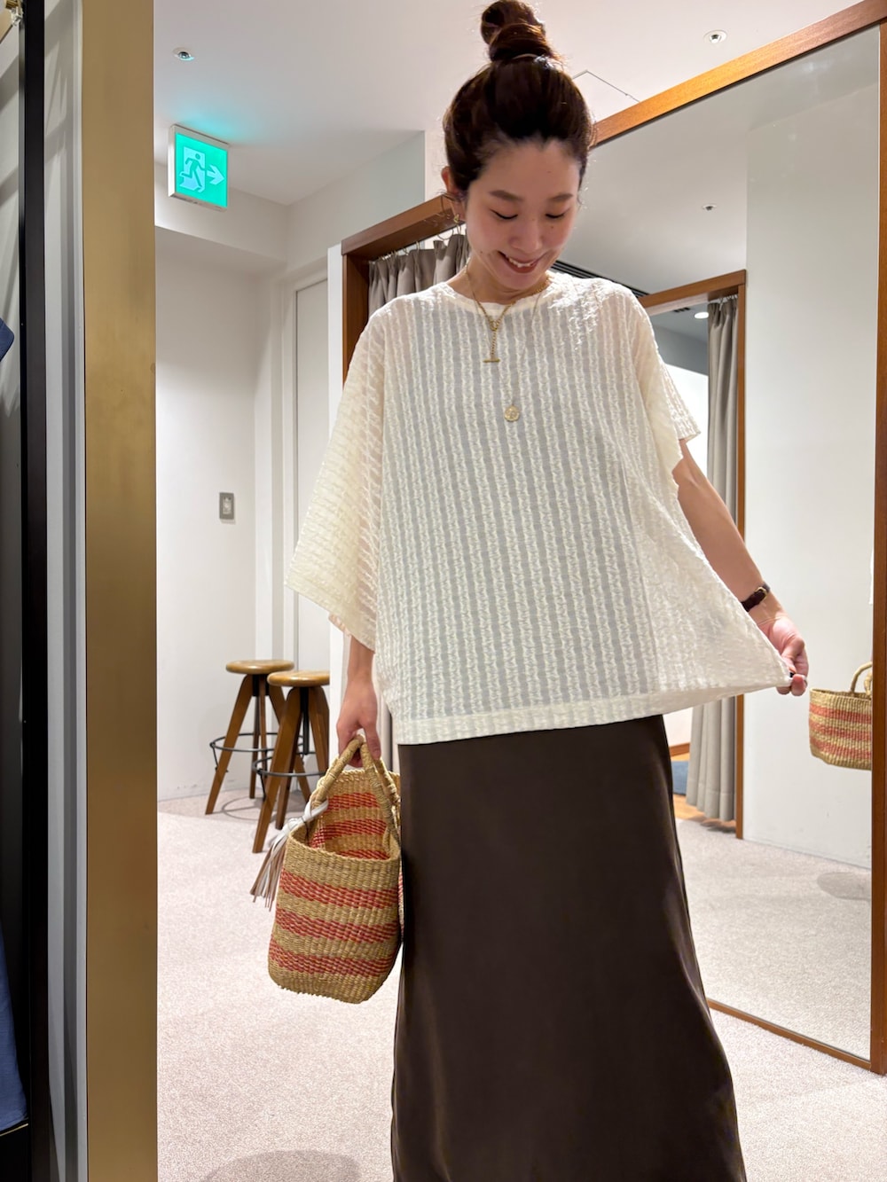 ブラウン系のワンピース、ホワイト系のTシャツ/カットソー、ベージュ系のかごバッグを着用したレディースの夏コーディネートの7枚目の写真
