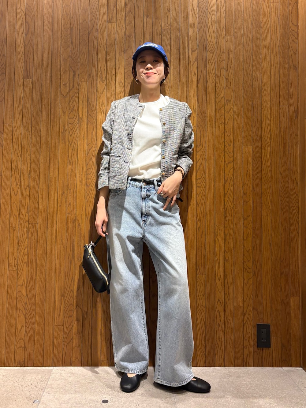 ブラック系のバレエシューズ、グレー系のデニムパンツ、ブラック系のハンドバッグを着用したレディースの冬コーディネートの5枚目の写真