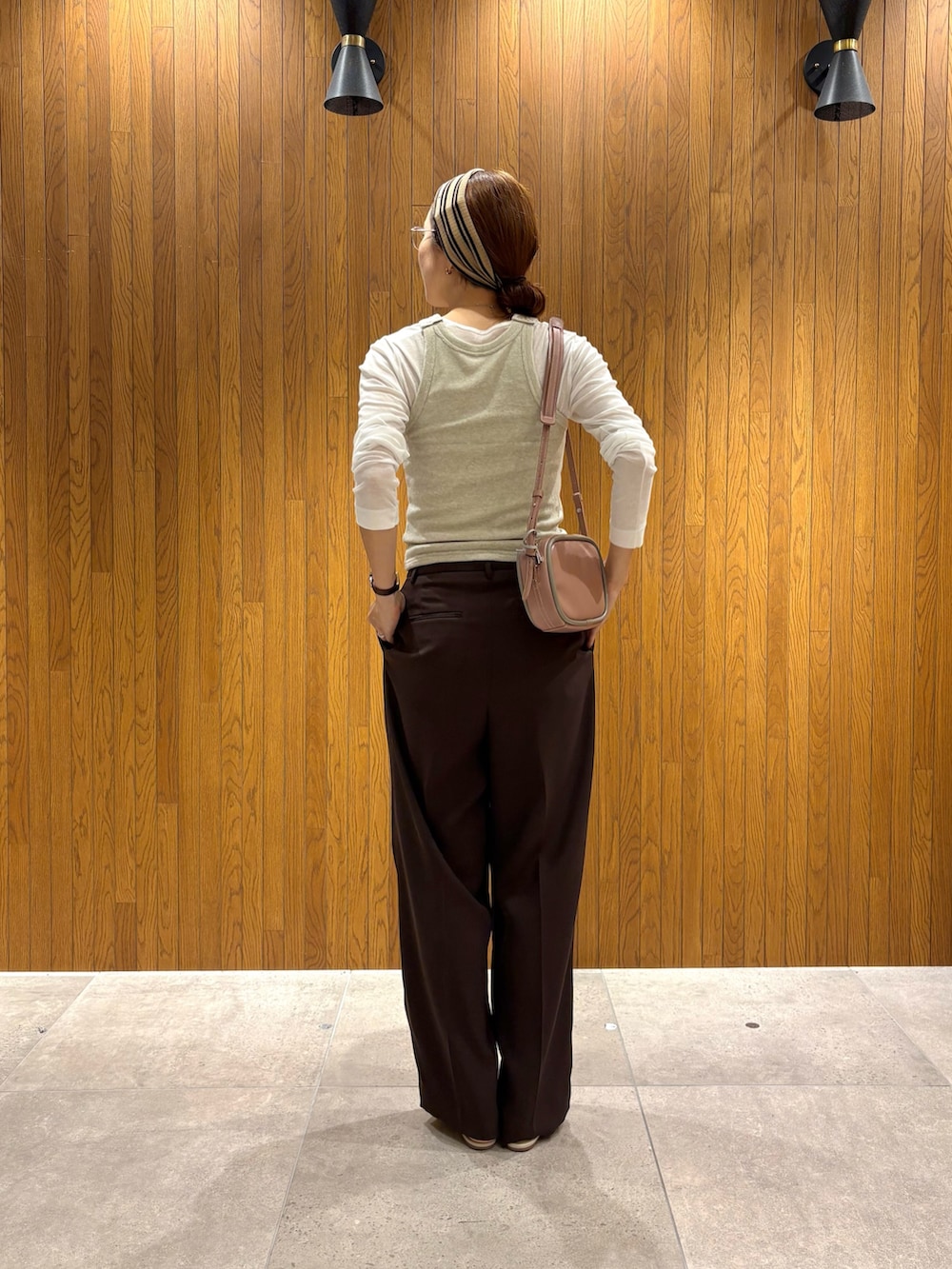 ブラウン系のその他パンツ、グレー系のスカート、ピンク系のショルダーバッグを着用したレディースの秋コーディネートの3枚目の写真