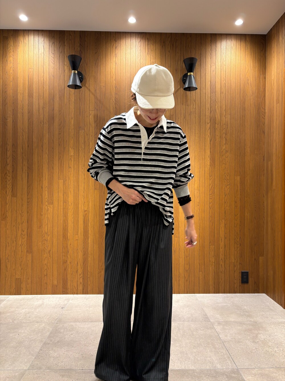 その他のその他パンツ、ブラック系のローファー、グレー系のマウンテンパーカーを着用したレディースの秋コーディネートの7枚目の写真