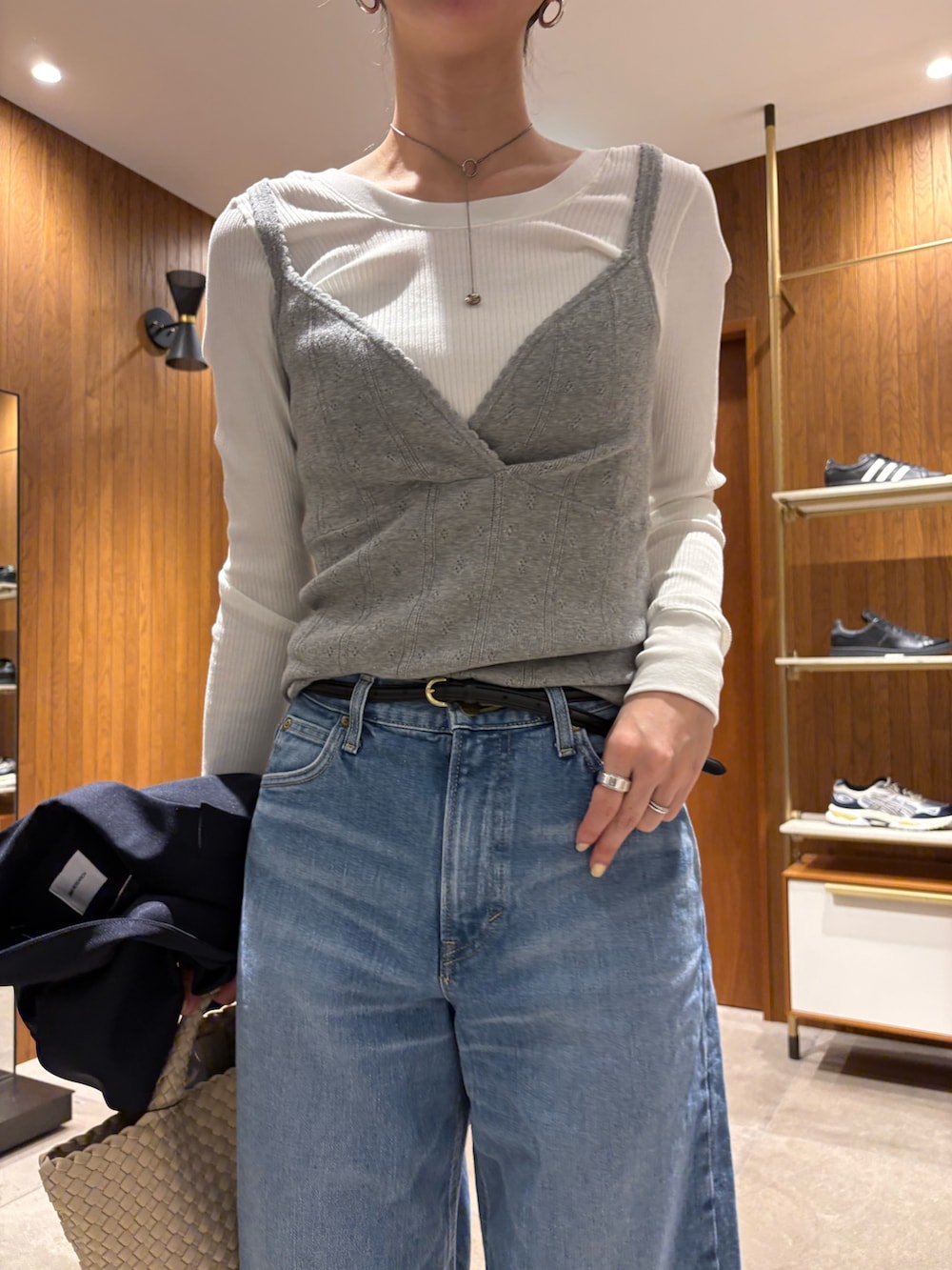 ブルー系のデニムパンツ、グレー系のニット/セーター、ブルー系のその他アウターを着用したレディースの冬コーディネートの10枚目の写真